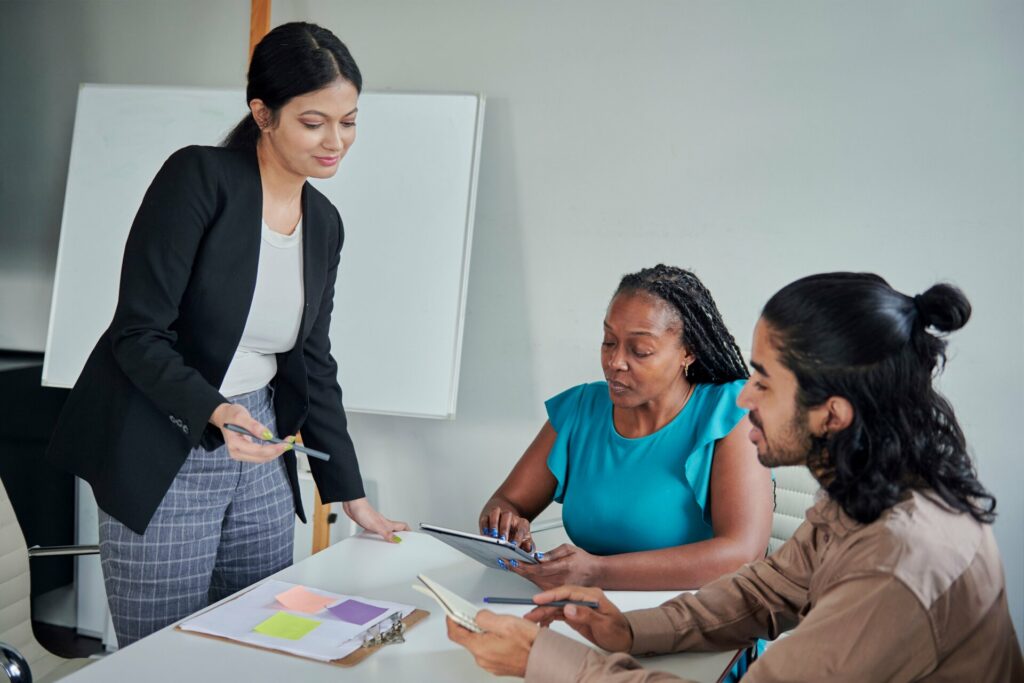 consultant en agence de communication, présente à des clients sa stratégie digitale